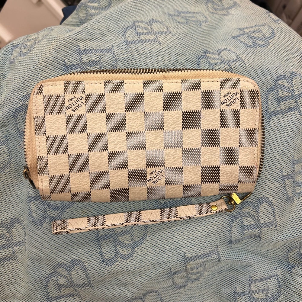Louis Vuitton Wallet - Picture 2 of 6